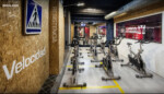 Gimnasio con diseño interior en OSB